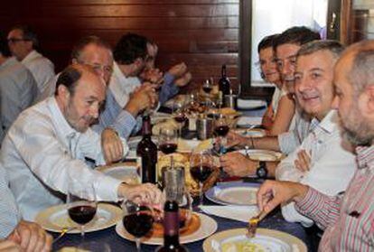 Rubalcaba (izquierda) y Jos&eacute; Blanco (2d), entre otros, en una comida en Lugo.