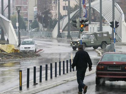 Vehículo sin matrícula circulando por Mitrovica Norte, la parte serbia de la ciudad, al fondo, el puente de Mitrovica, que separa la comunidad albanesa de la serbia en esta ciudad de Kosovo.