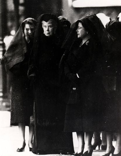 De izquierda a derecha, la princesa Isabel, su abuela, la reina María de Teck, y la reina madre, Isabel Bowes-Lyon, permanecen en la entrada de Westminster, donde fue trasladado el féretro del rey Jorge VI de Inglaterra, en Londres en febrero de 1952.