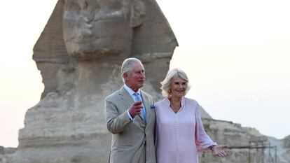 Carlos de Inglaterra y Camila Parker Bowles, frente a la esfinge de las pirámides de Giza (Egipto), el 19 de noviembre