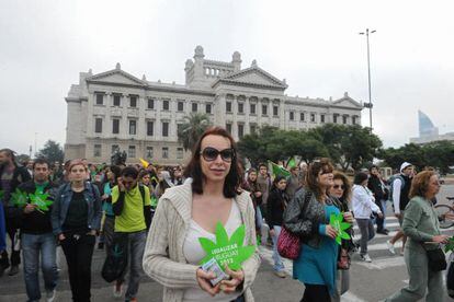 Marcha prolegalización del cannabis, frente al Parlamento uruguayo, en mayo pasado.