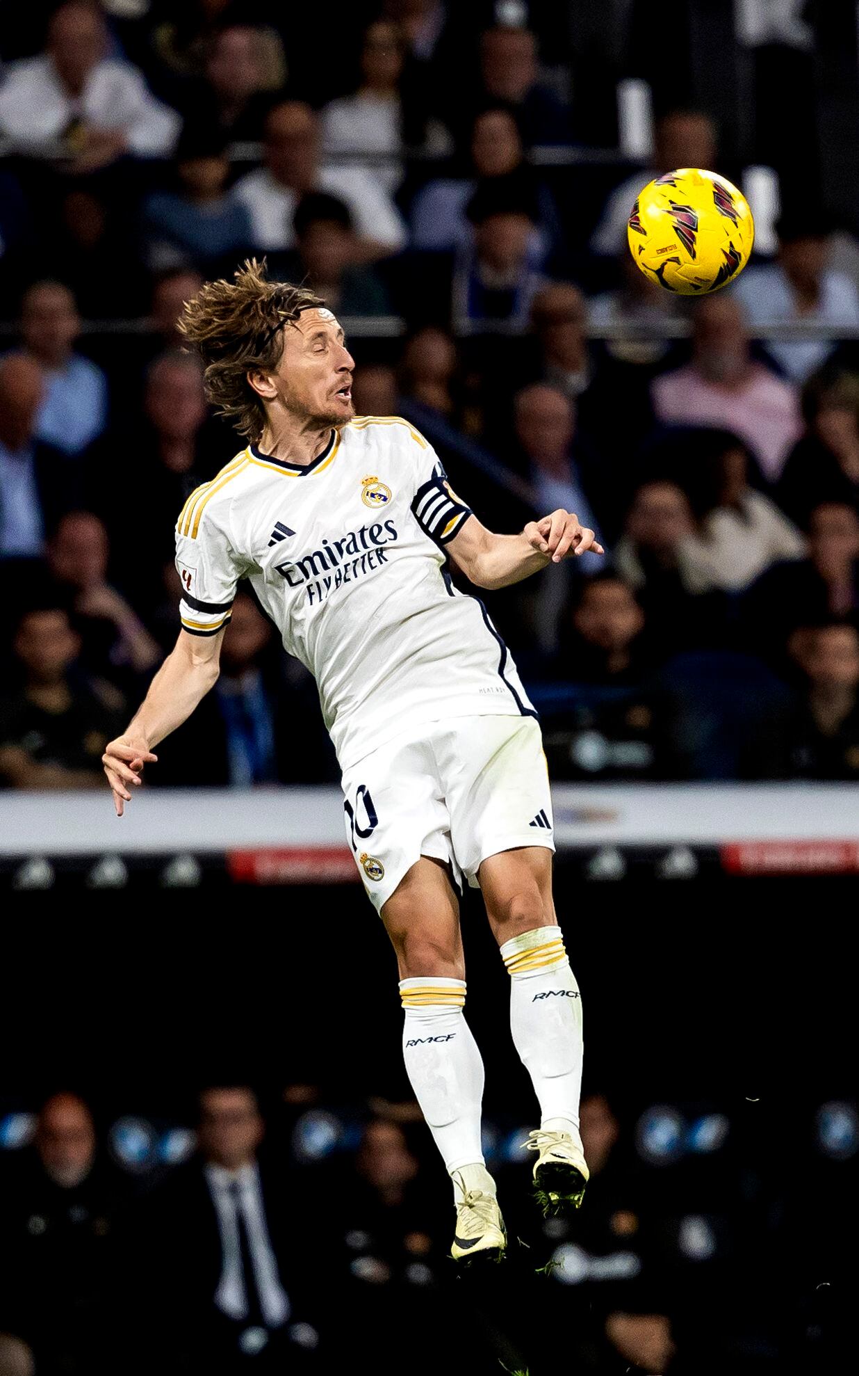 Luka Modric, despeja de cabeza un balón, durante el clásico.