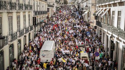 Asistentes al acto de cierre de campaña del primer ministro portugués, el socialista António Costa, este viernes en Lisboa.