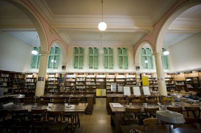 La sala de la biblioteca Pere Vila, que en bona mesura es conserva tal com es va inaugurar el 1934,