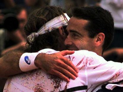 Moy&agrave; y Corretja se abrazan en la final de 1998.