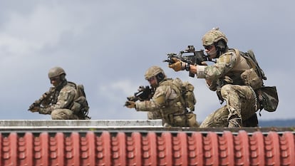 Truppen einer Eliteeinheit der Bundeswehr, bekannt als KSK, nehmen an einer Demonstration in Calw, Deutschland, teil.