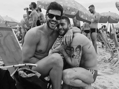 Pelayo D&iacute;az (izq) y su novio Andy Mc Dougall (dcha) en Brasil en una foto de su Instagram.