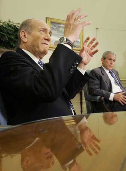 Ehud Olmert (izquierda) y George W. Bush, durante su reunión ayer en la Casa Blanca.