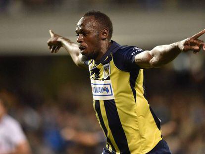 Bolt celebra su primer gol como jugador del Central Coast Mariners australiano.