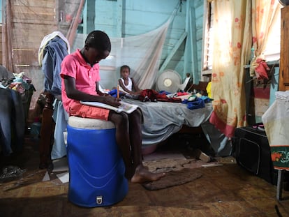 Joel Young, de 11 años, estudia subido a un barril en su casa, en Little Bay (Jamaica), durante la pandemia.