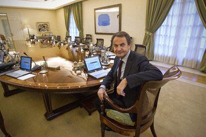 El presidente del Gobierno, José Luis Rodríguez Zapatero, en la sala de reuniones del Consejo de Ministros en La Moncloa.