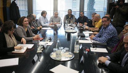 Colau y Vidal, con representantes del sector del Taxi