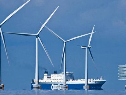 Un barco atraviesa un parque eólico marino de Siemens en Escocia