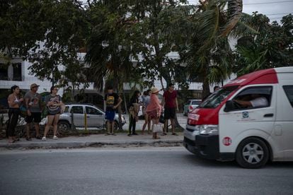 Habitantes de la ciudad de Cancún esperan para abordar un taxi colectivo el 23 de enero de 2023. 