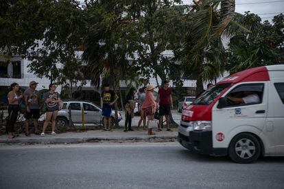 Locales usan el taxi colectivo en la ciudad de Cancún como alternativa a los altos precios de transporte