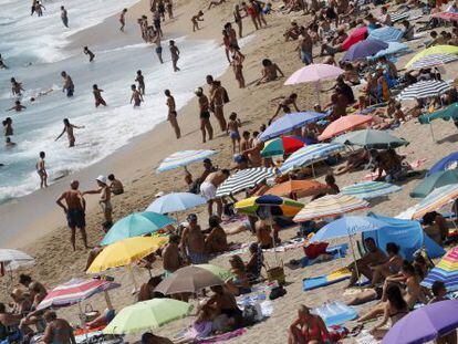 Turistas en la playa d&rsquo;Aro, en la Costa Brava, el pasado mes de agosto. 