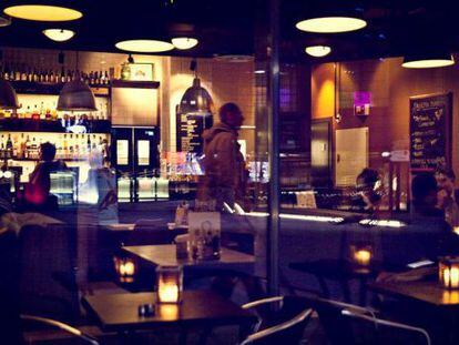 Interior del D&oslash;gnvill Bar &amp; Burger, en Oslo. 