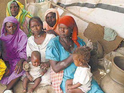 Cinco mujeres violadas por las milicias árabes de Sudán al sur de Darfur en 2006 posan en un campo de refugiados el pasado abril.