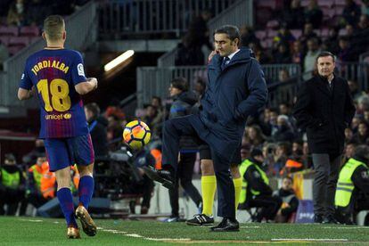 Valverde y Alba, en el duelo ante el Deportivo en el Camp Nou. 