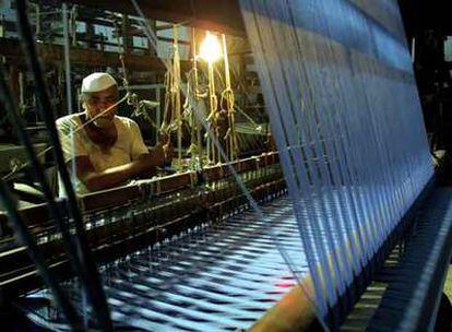 Un empleado teje en un taller textil de Muradnagar, en las cercanías de Nueva Delhi.
