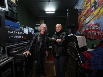 Armando de Castro y su hermano Carlos, en el local de ensayo de Barón Rojo en Madrid, el 14 de diciembre.