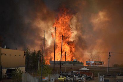 La evacuación ha afectado también al único hospital de la ciudad, el Centro Médico Regional Northern Lights, cuyos pacientes y personal han sido sacados de las instalaciones después de que las llamas se acercaran al lugar.