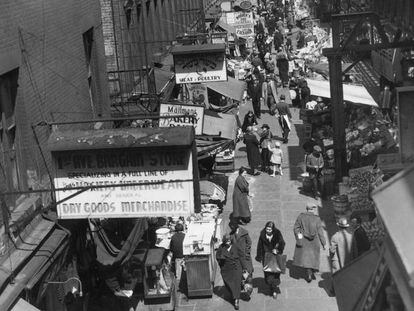 Mercado en un barrio judío en Nueva York, alrededor de 1935. 