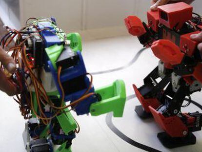 Dos robots luchadores en una conferencia en Madrid.