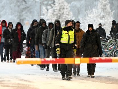 Guardas fronterizos finlandeses acompañaban el jueves a varios migrantes en el cruce fronterizo con Rusia de Salla, al norte de Finlandia, donde se ha detectado un aumento de llegadas irregulares que el Gobierno finlandés denuncia como promovidas y facilitadas por las autoridades rusas.
