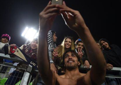 Marcelo Martins se hace un selfie con la afición