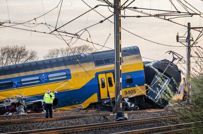 The wrecked train in Voorschoten, near The Hague, this Tuesday.