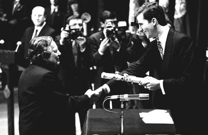 El escritor Octavio Paz (i), premio Nobel de literatura, recibe el premio Príncipe de Asturias de las Letras 1993, de manos del príncipe Felipe (d).