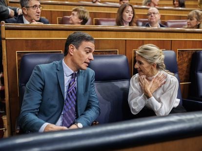 Yolanda Díaz junto a Pedro Sánchez el 24 de noviembre durante el pleno de aprobación de los Presupuestos
