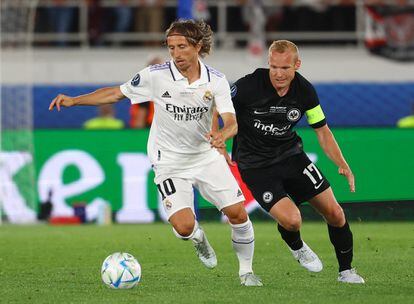 Luka Modric (a la izquierda) y Sebastian Rode, en un momento del partido. 