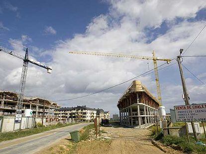 Construcción de bloques de viviendas en el municipio lucense de Barreiros.