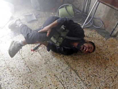 Esta foto de 2012 muestra a un miliciano del ELS herido por metralla en Alepo, Siria. 