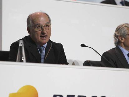 El presidente de Repsol, Antonio Brufau (d), y el secretario general del Consejo de Administración de la compañía, Luis Suárez de Lezo en una junta de accionistas de la petrolera.