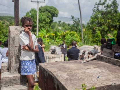 Una niña asiste al funeral de dos víctimas del último terremoto que ha sacudido Haití el 24 de agosto de 2021 en la localidad de Marceline.