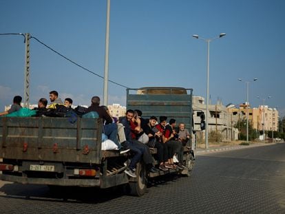 Un camión cargado con palestinos que huyen de sus casas ante la amenaza israelí se dirige al sur de la franja de Gaza, el pasado día 14.
