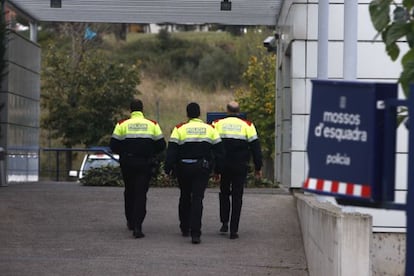 Tres agents dels Mossos d'Esquadra.