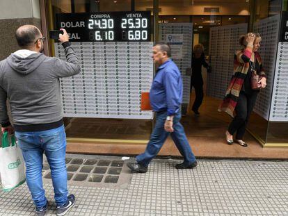 La pantalla de una casa de cambio de Buenos Aires muestra la cotización del dólar del lunes.
