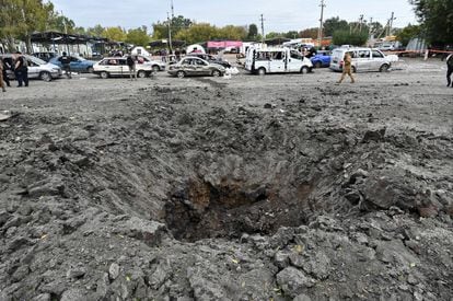 Crater after the impact of the Russian missile in Zaporizhia.  At least thirty cars are affected, destroyed by the explosion and the shrapnel.