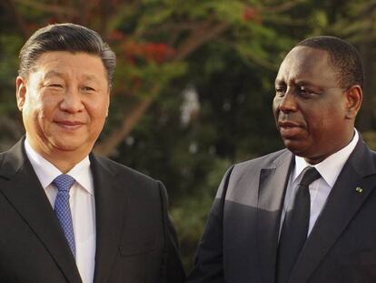 El presidente chino, Xi Jinping, con su homólogo senegalés, Macky Sall, en Dakar.