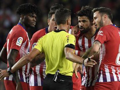 Competición sanciona al delantero del Atlético con ocho partidos por insultar y agarrar al árbitro Gil Manzano y su continuidad en el club rojiblanco está en el aire