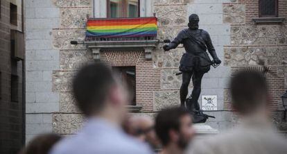 Bandera gay colocada en la plaza de la Villa.