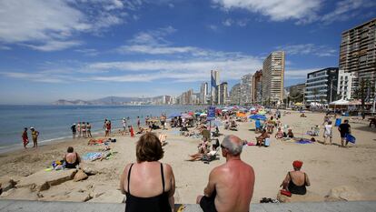Turistas en la playa de Benidorm.