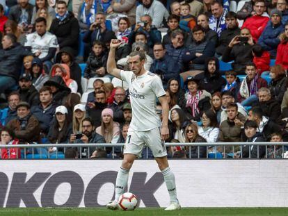 Gareth Bale responde a los sibidos del Bernabéu durante el partido del domingo contra el Athletic.