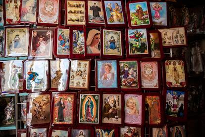 Fotografías de escapularios y figuras religiosas en la Basílica de Nuestra Señora del Carmen Catemaco, Veracruz (México).  