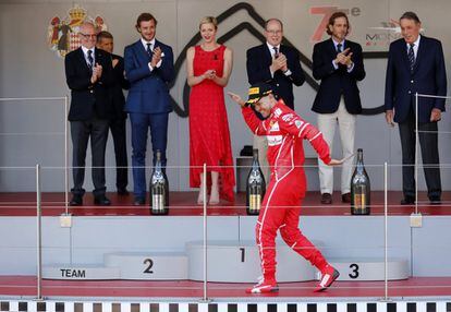 Sebastian Vettel celebra su victoria en el podio.