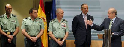 El ministro Jorge Fernández Díaz, con mandos de la Guardia Civil, en la rueda de prensa que ofreció sobre Publio Cordón.